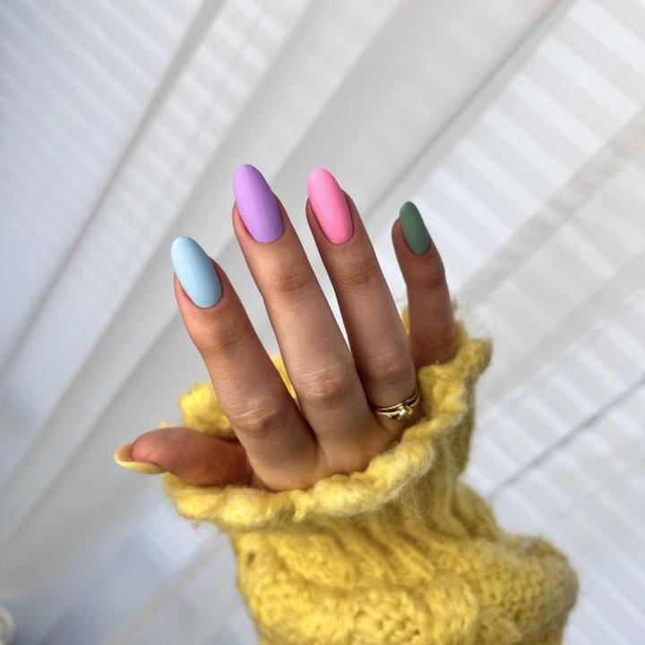 Kolorowe paznokcie french