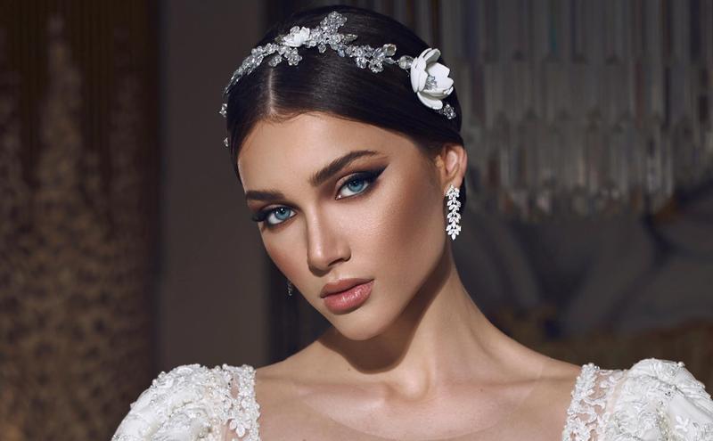 Konturowanie twarzy brunetki