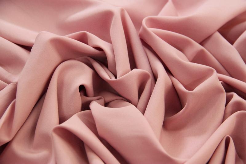 Piękne paznokcie w odcieniach brudnego różu – jak osiągnąć idealny efekt?