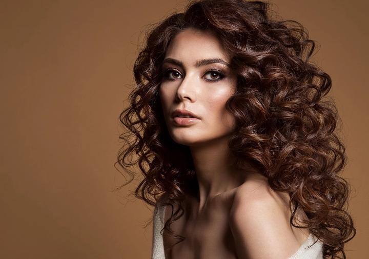 Sekrety udanego kręcenia włosów lokówką z klipsem – unikaj typowych błędów