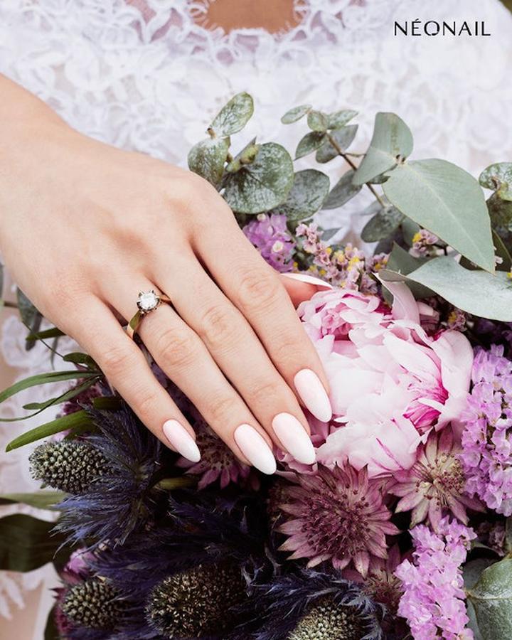 Dobór koloru manicure do stylizacji weselnej