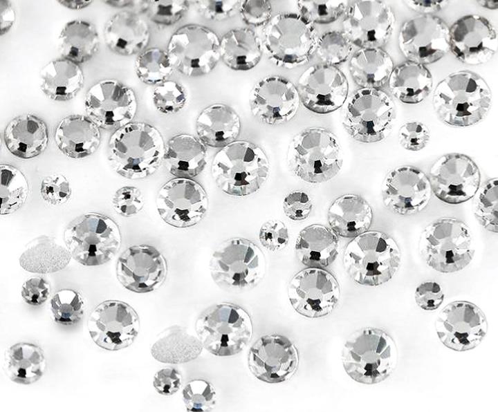 Wybór cyrkonii do manicure