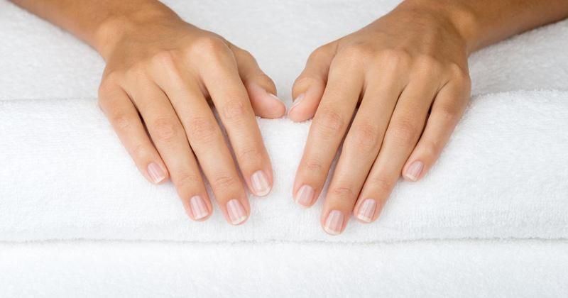 Jak wzmocnić kruche i lamliwe paznokcie? Sprawdzone sposoby na zdrowe dłonie