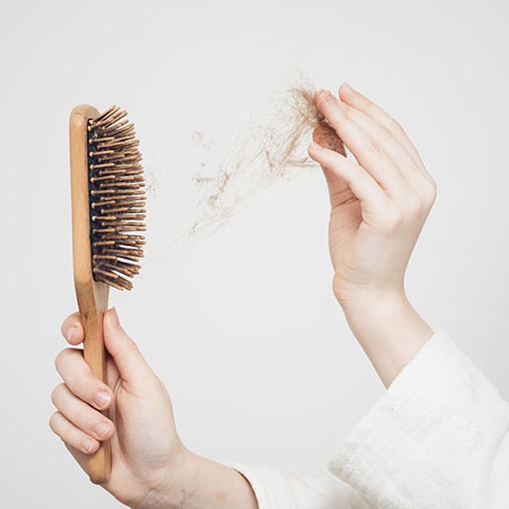 Skuteczne zabiegi medyczne na wypadające włosy – co warto wypróbować?