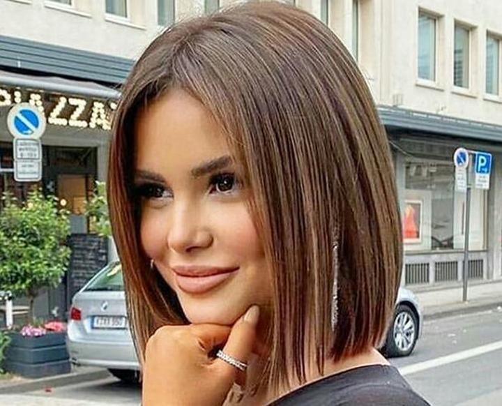 Stylowe fryzury dla kobiet z wysokim czołem i zakolami – jak je modnie stylizować i subtelnie maskować?