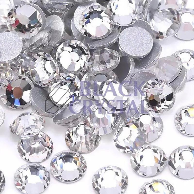 Zachwycające paznokcie z cyrkoniami – jak stworzyć olśniewający manicure?