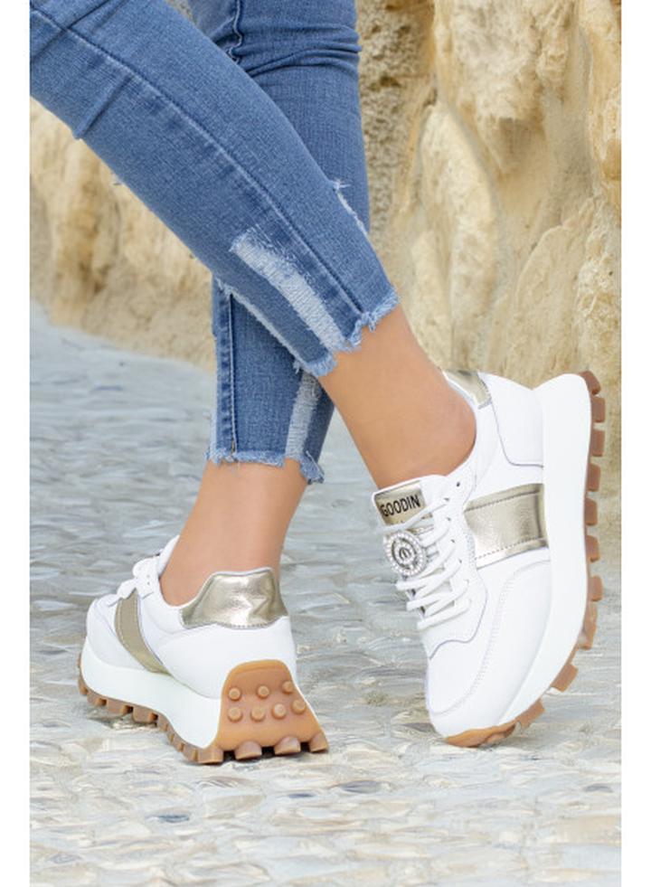 Trendy w damskich butach sportowych